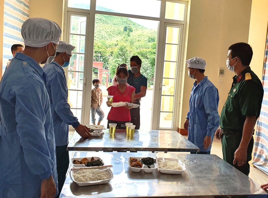 Tận tình phục vụ công dân cách ly